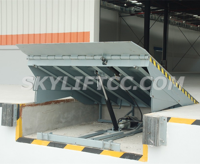 hydraulic dock leveler